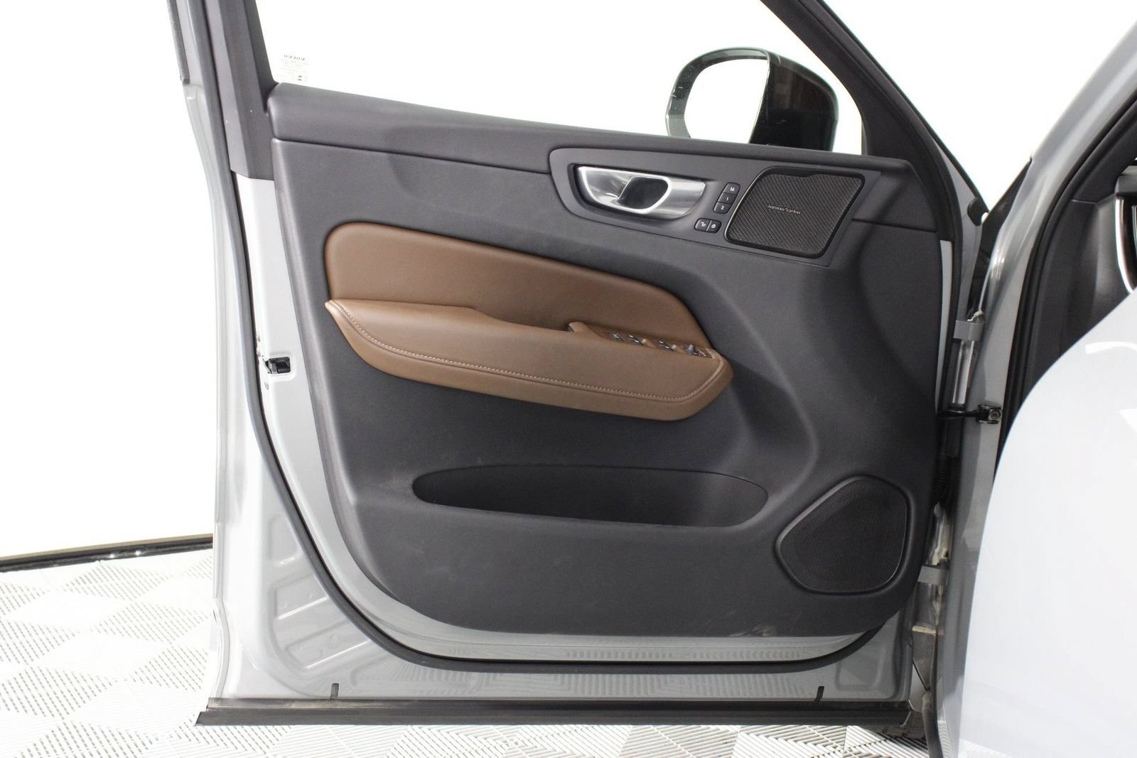 Certified 2024 Volvo XC60 B5 Plus AWD/4WD image 17