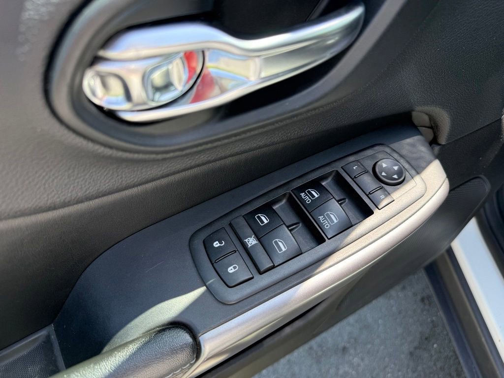 Used 2019 Jeep Cherokee Latitude Plus AWD/4WD image 24