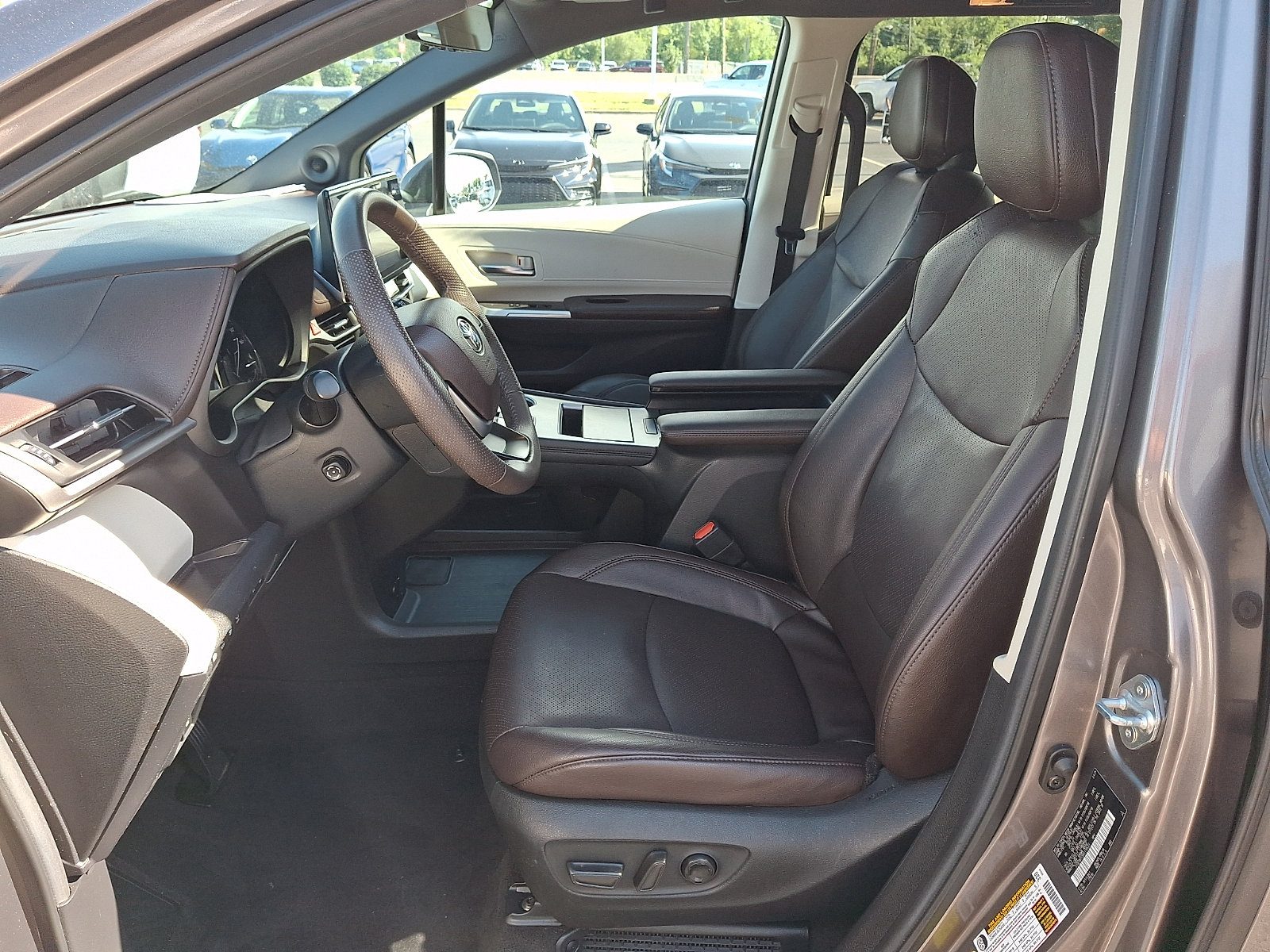 Used 2024 Toyota Sienna Platinum AWD/4WD image 16