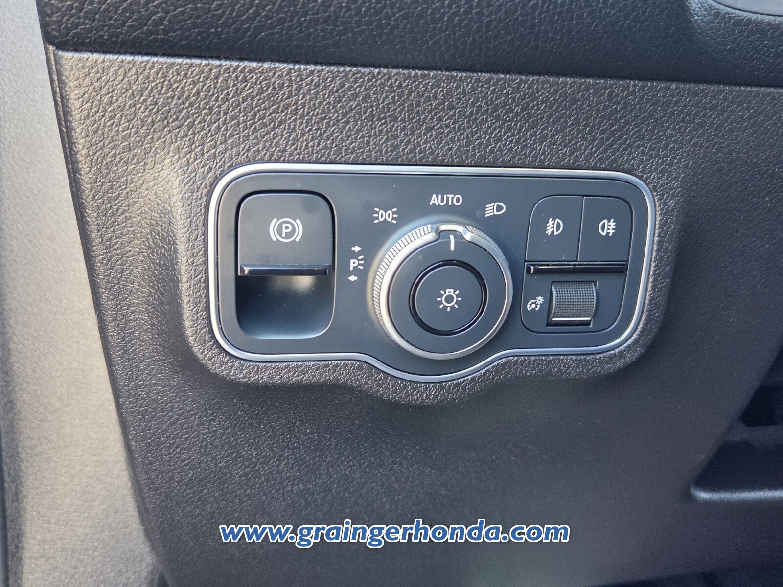 Used 2021 Mercedes-Benz GLB 250 4MATIC w/ Premium Package image 29