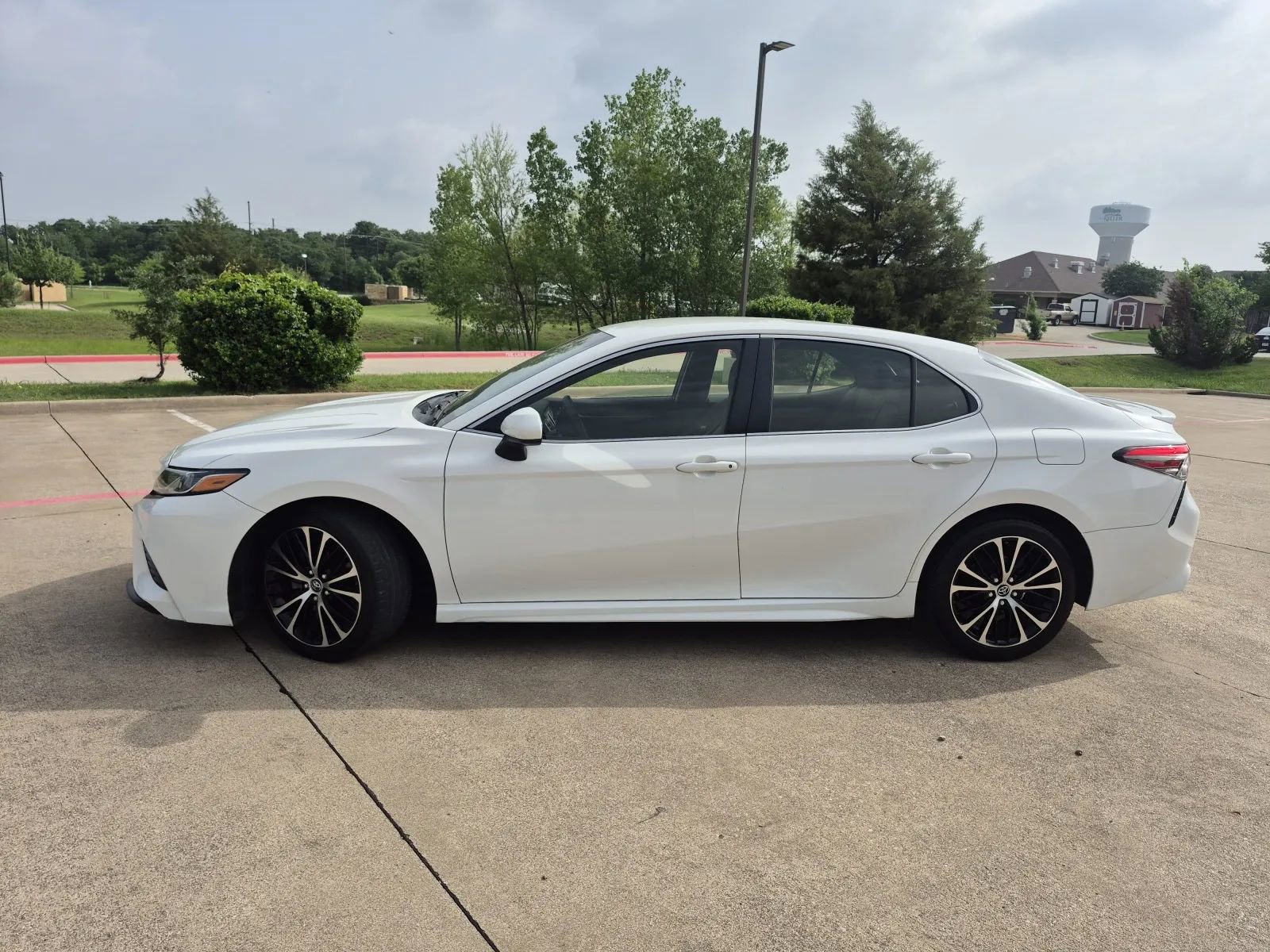 Used 2018 Toyota Camry SE FWD image 2