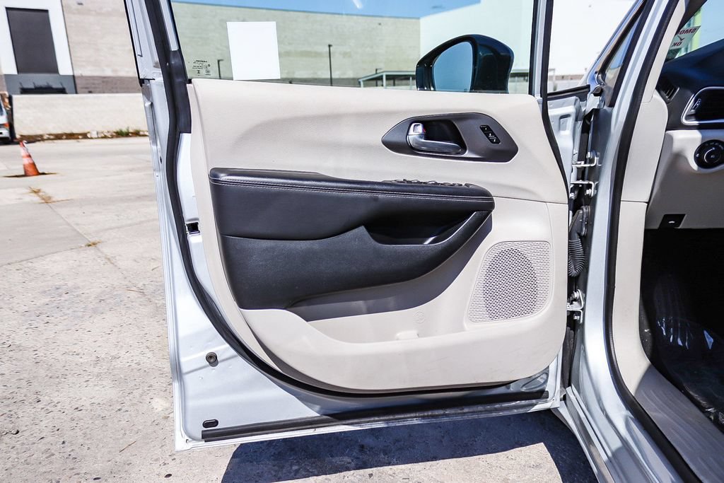 Used 2024 Chrysler Pacifica Touring-L FWD image 24