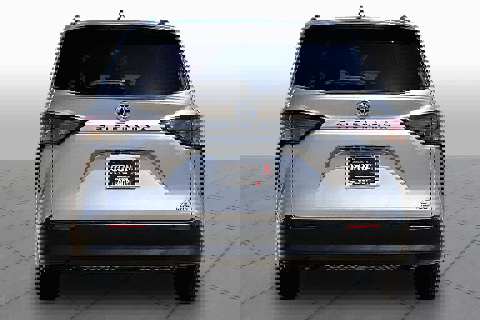 Used 2024 Toyota Sienna XLE FWD image 10