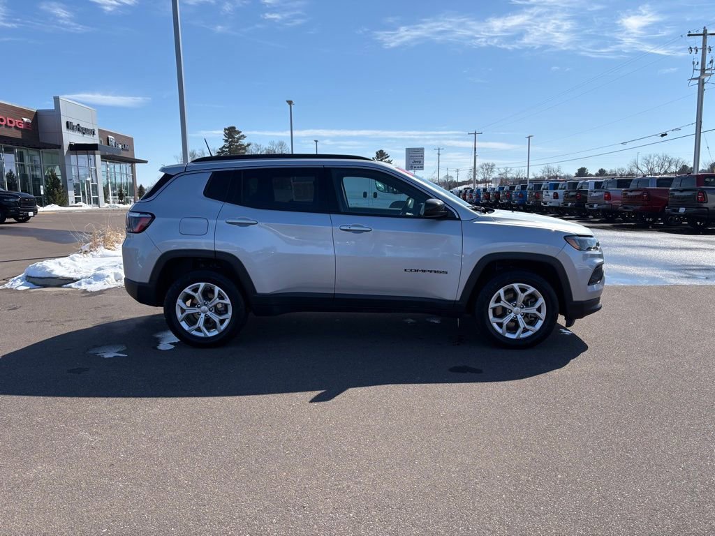 Used 2024 Jeep Compass Latitude AWD/4WD image 2