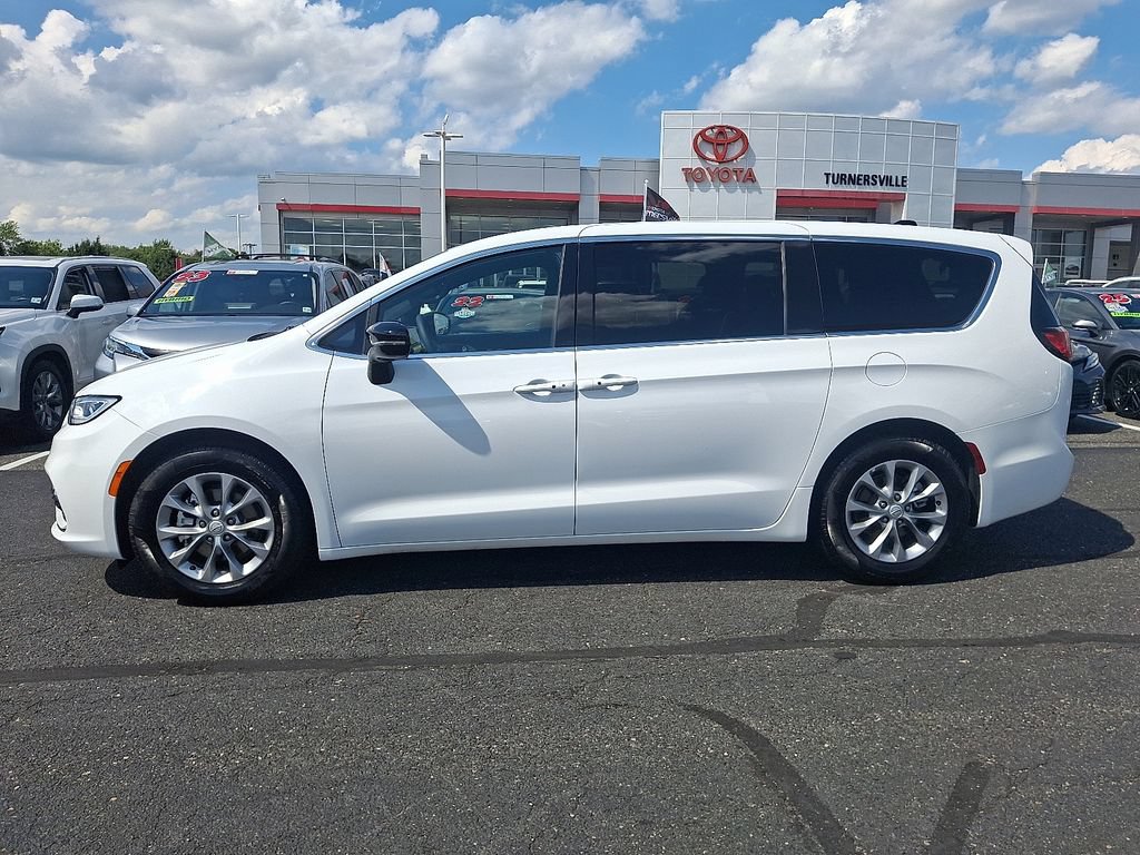 Used 2026 Chrysler Pacifica Limited FWD image 7
