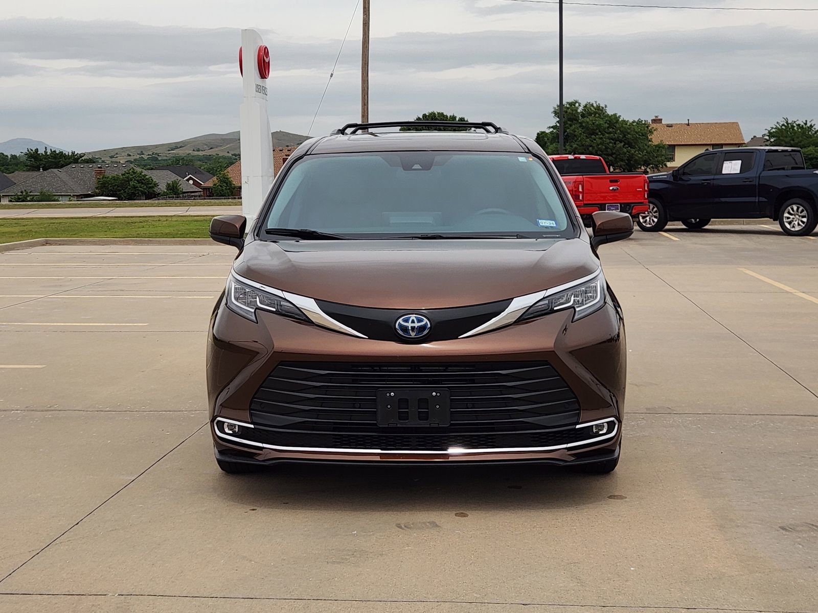 Used 2023 Toyota Sienna XLE FWD image 6