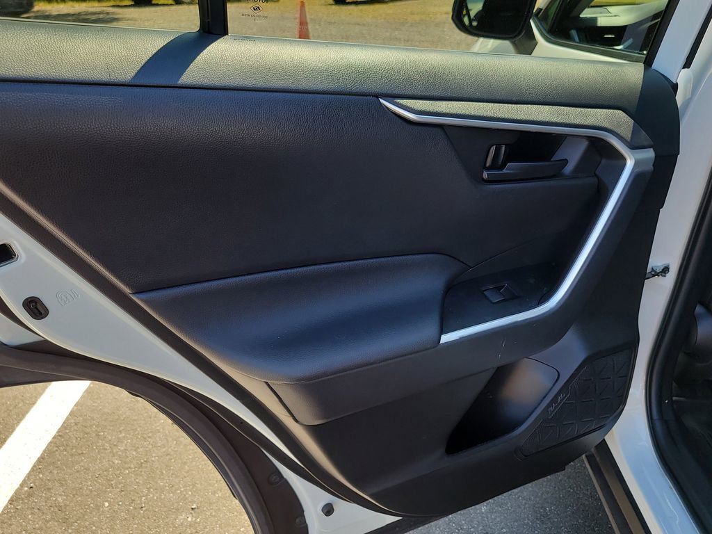 Used 2022 Toyota RAV4 LE image 9