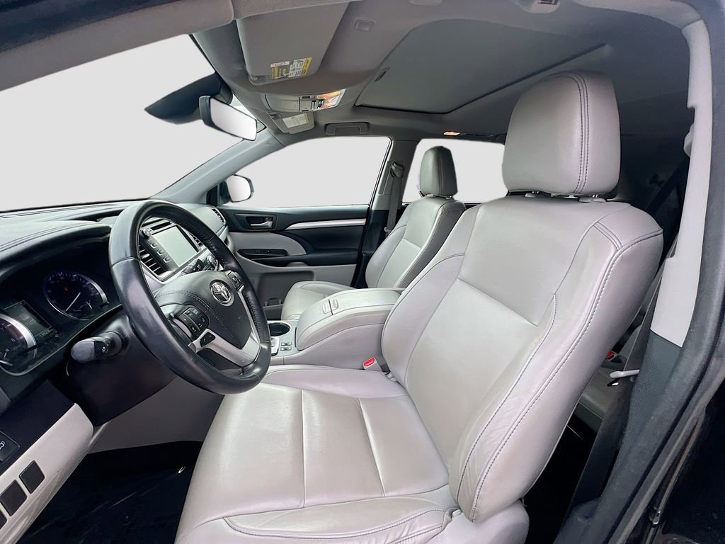 Used 2019 Toyota Highlander XLE AWD/4WD image 23