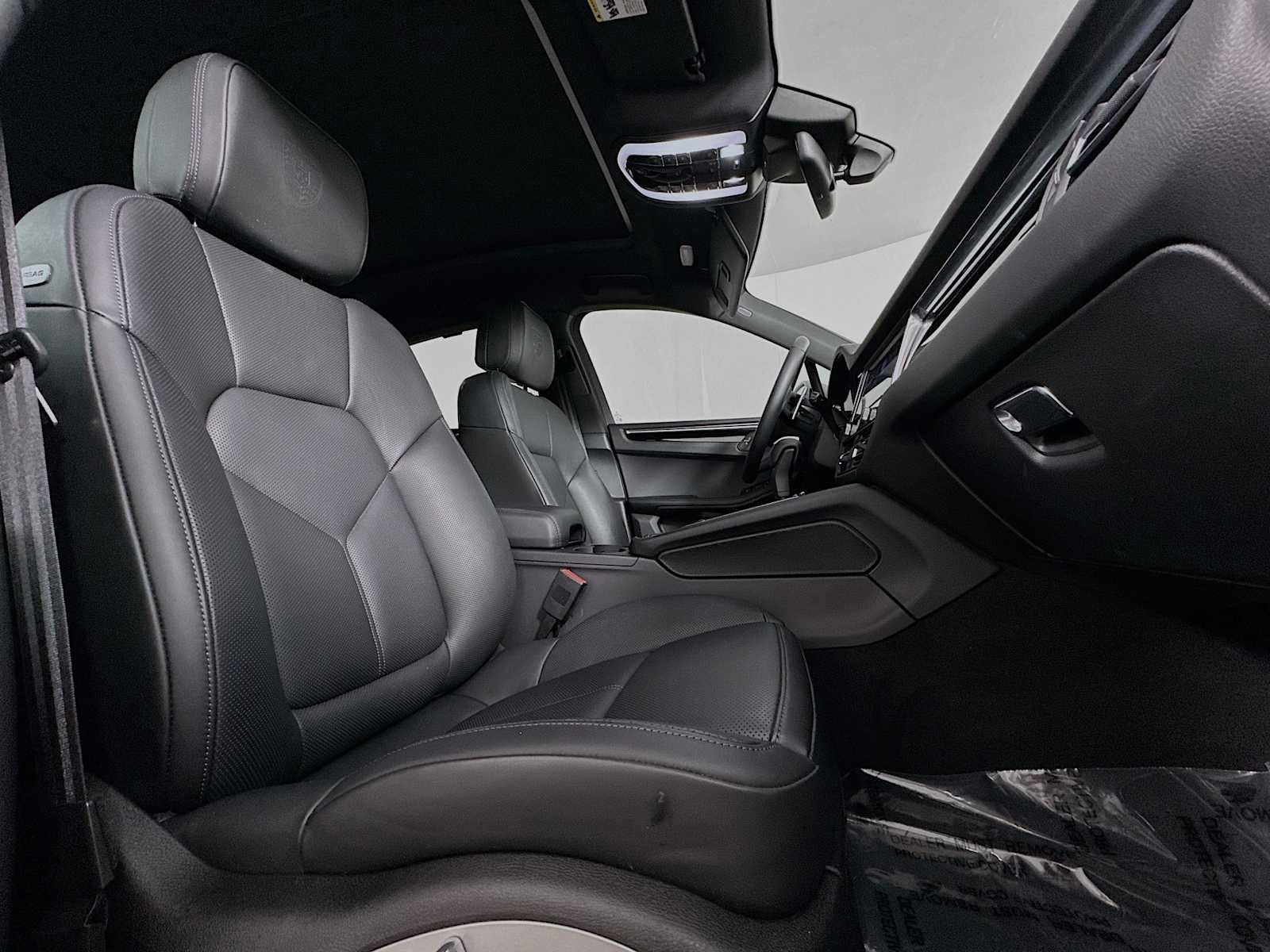 Certified 2025 Porsche Macan AWD/4WD image 29