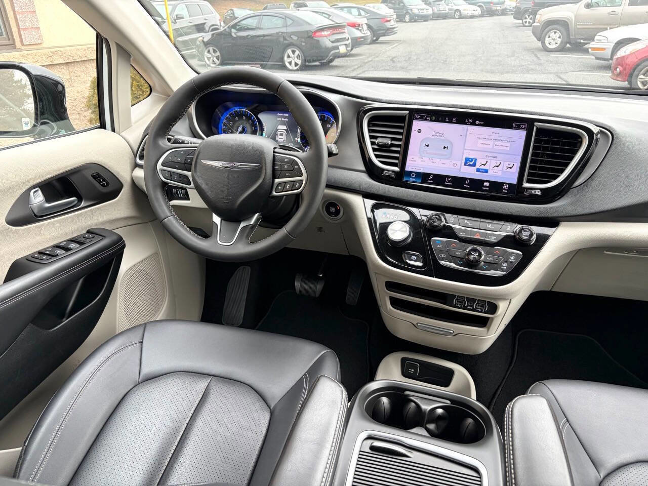 Used 2024 Chrysler Pacifica Touring-L image 7