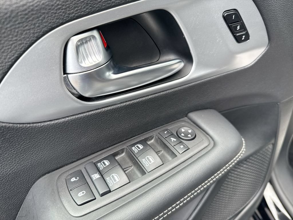 Used 2025 Chrysler Pacifica Limited FWD image 13