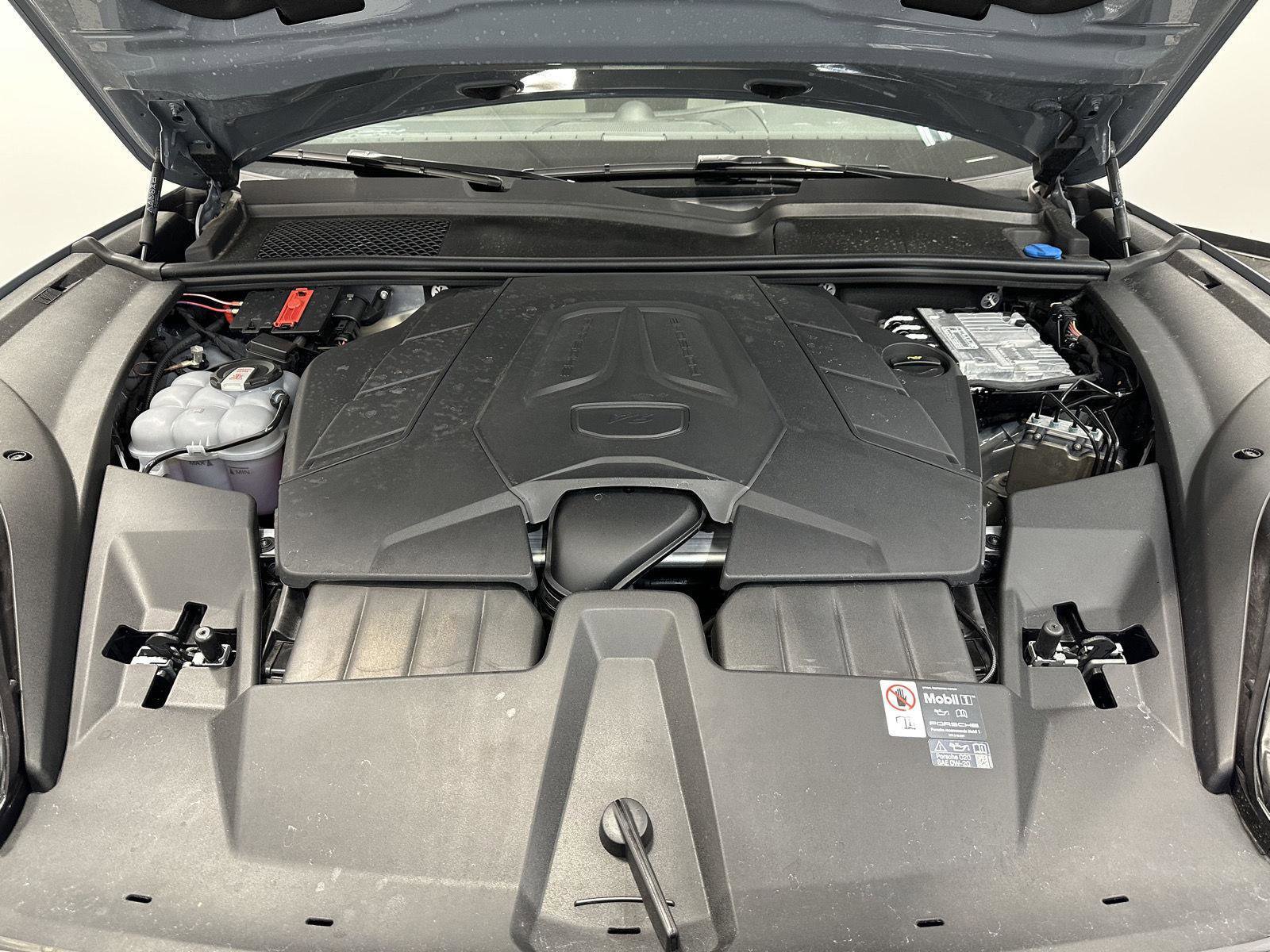 Certified 2025 Porsche Cayenne Coupe image 44