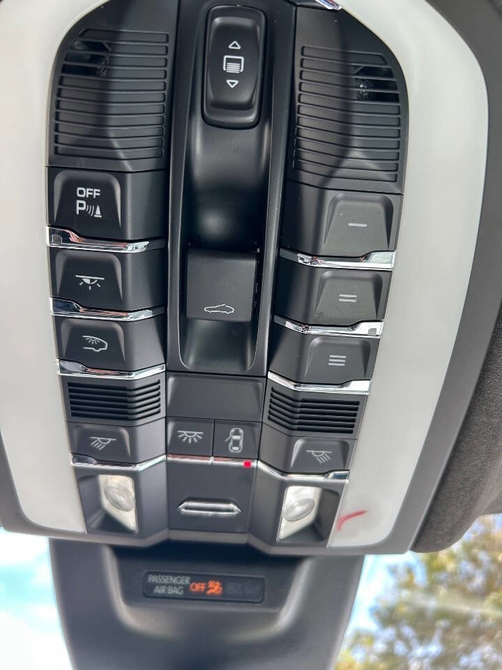 Used 2017 Porsche Macan Turbo image 32