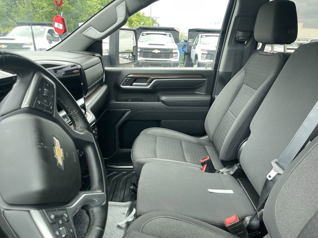Used 2025 Chevrolet Silverado 2500 LT w/ Convenience Package AWD/4WD image 5