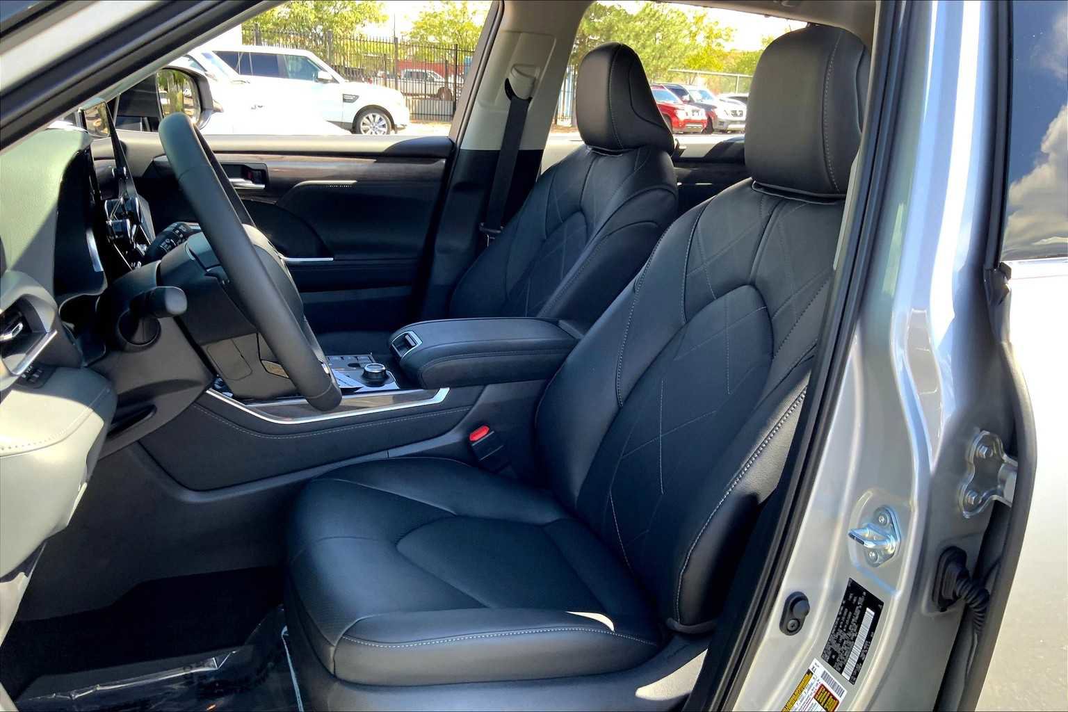 Used 2025 Toyota Highlander Platinum image 8