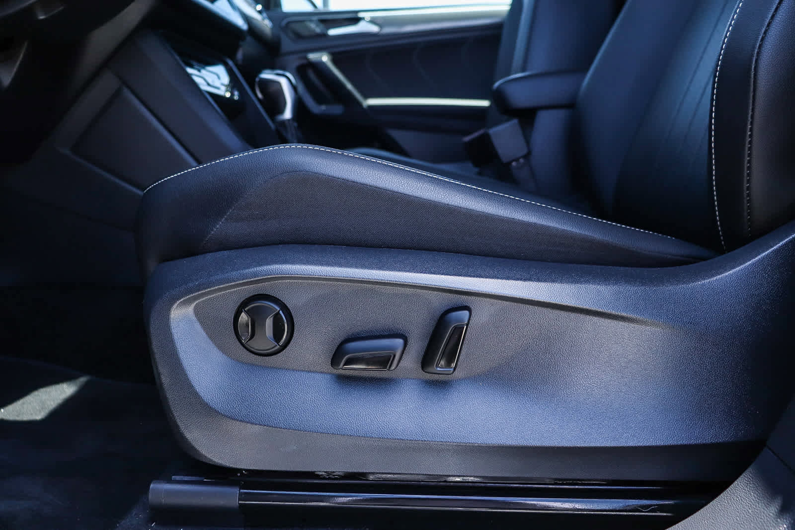 Certified 2023 Volkswagen Tiguan SE R-Line FWD image 18