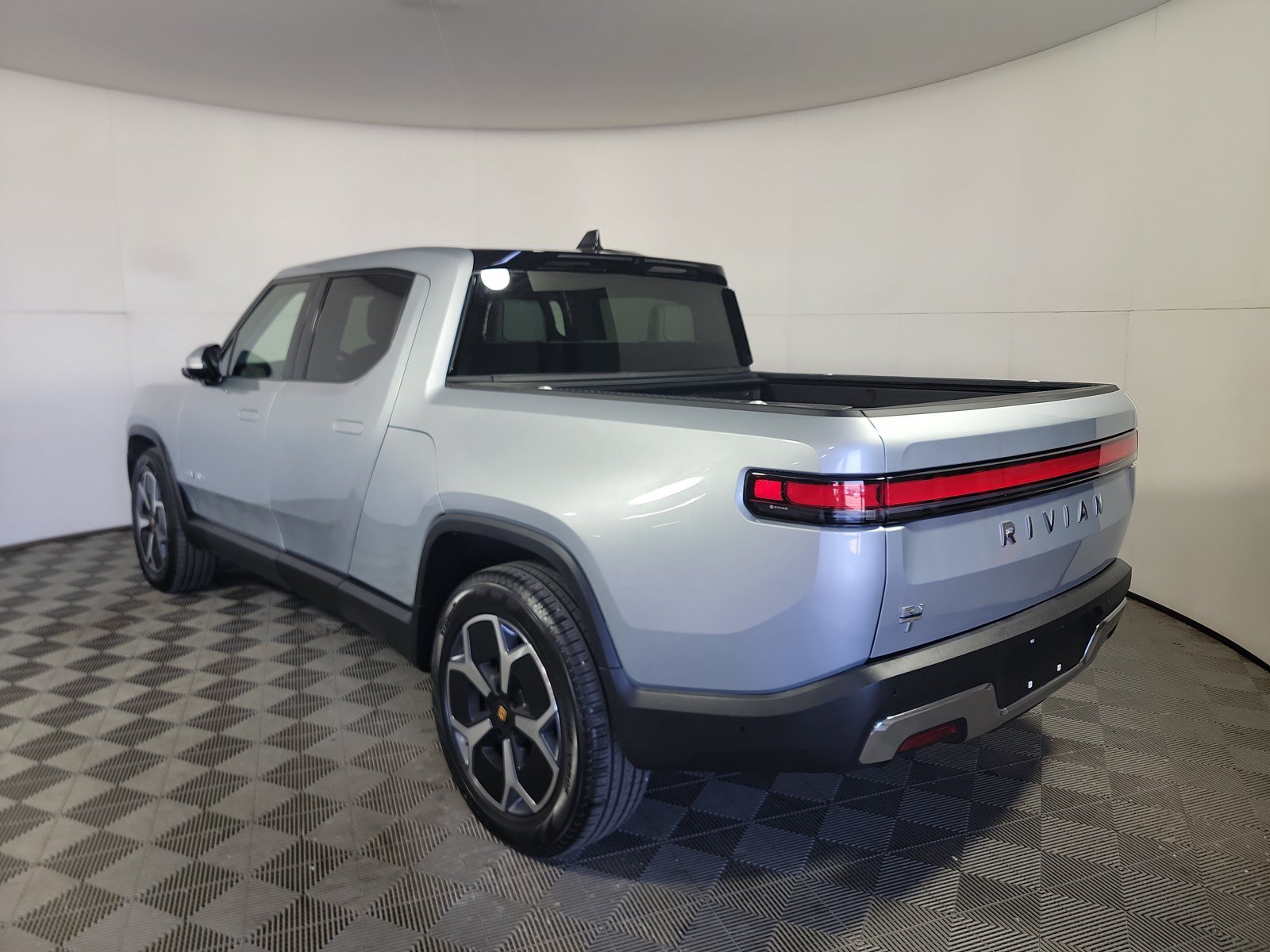 Used 2024 Rivian R1T Adventure AWD/4WD image 3