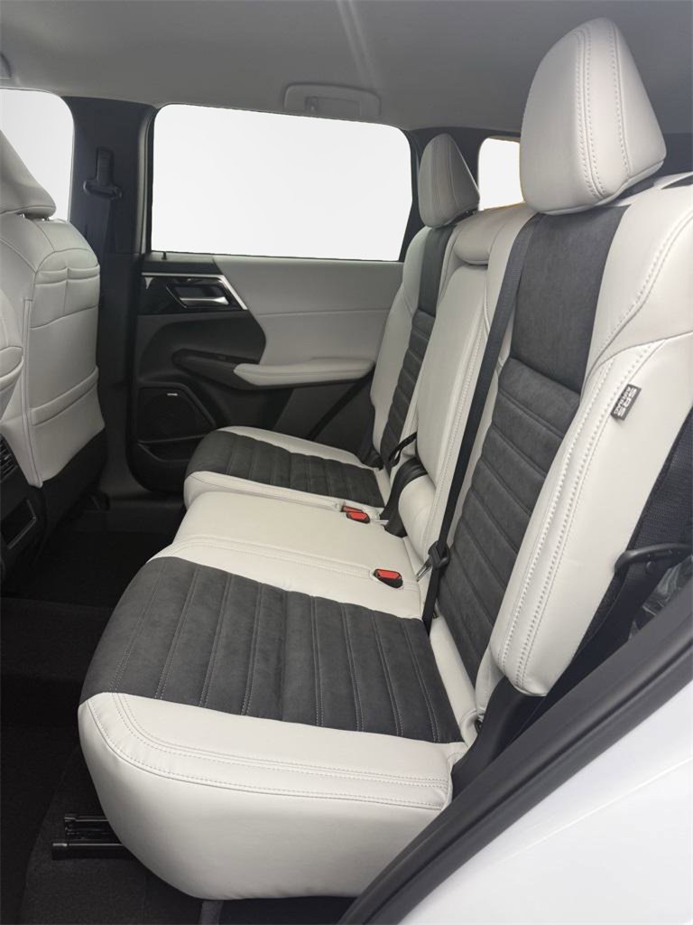 New 2025 Mitsubishi Outlander SE image 31