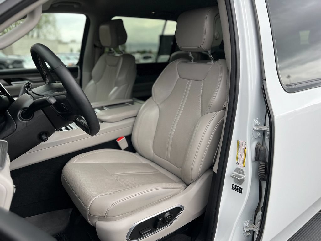 Used 2024 Jeep Wagoneer L Series II w/ Flexible Seating Group RWD image 19