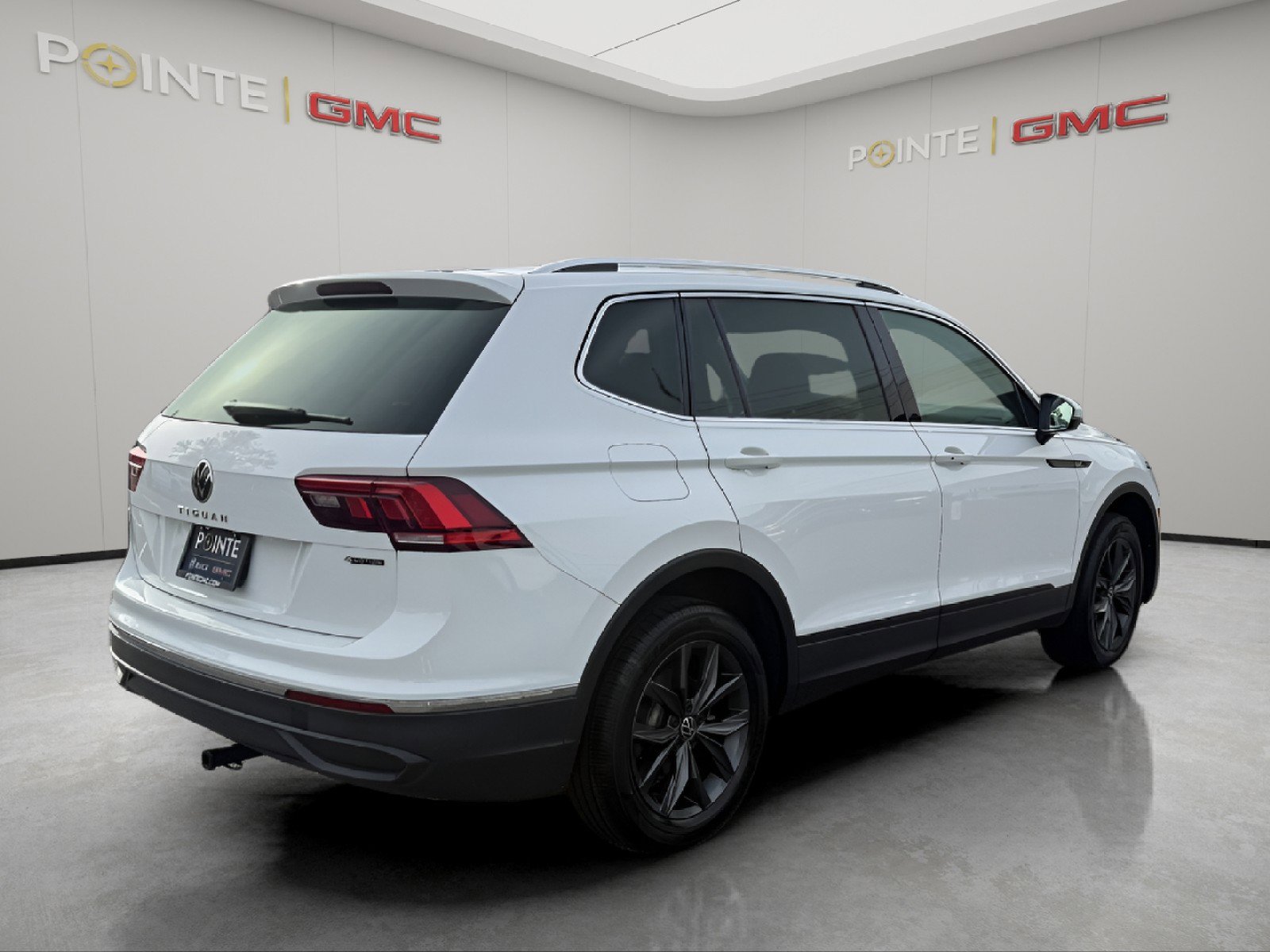 Used 2024 Volkswagen Tiguan SE AWD/4WD image 3