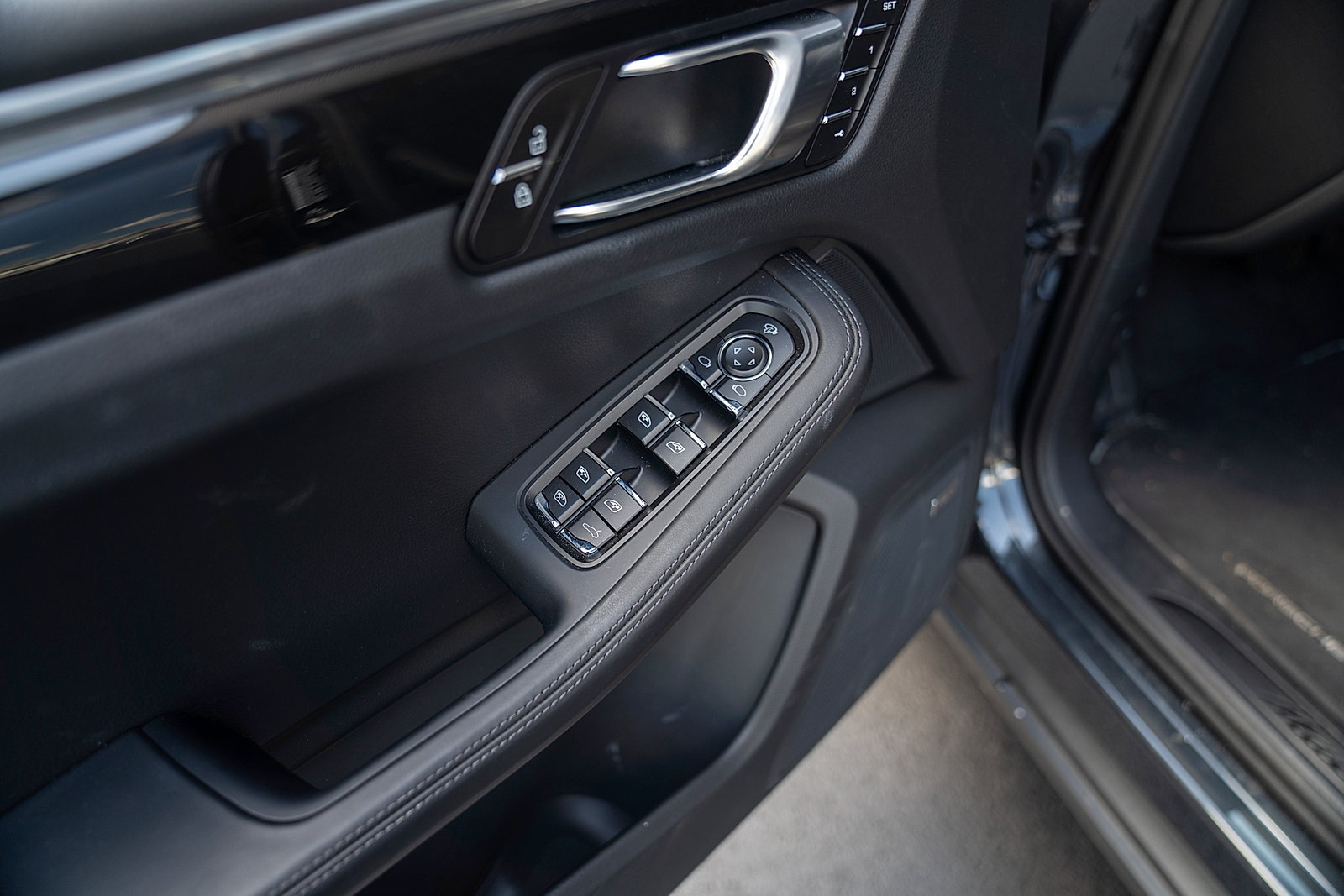 Certified 2026 Porsche Macan Turbo AWD/4WD image 19