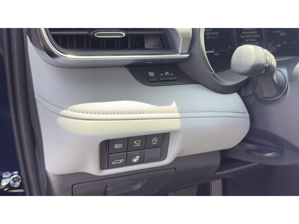 New 2026 Toyota Highlander Platinum AWD/4WD image 16