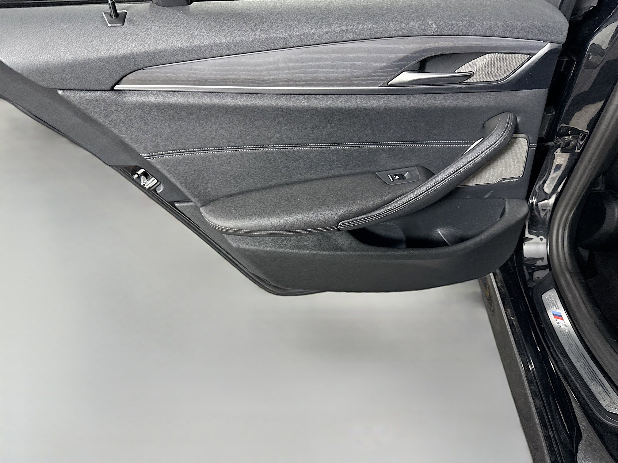 Used 2023 BMW 530e w/ M Sport Package image 26