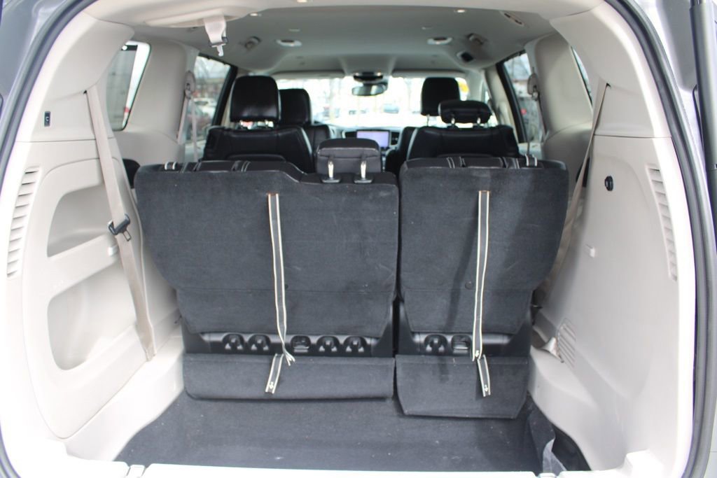 Used 2022 Chrysler Pacifica Touring-L image 10