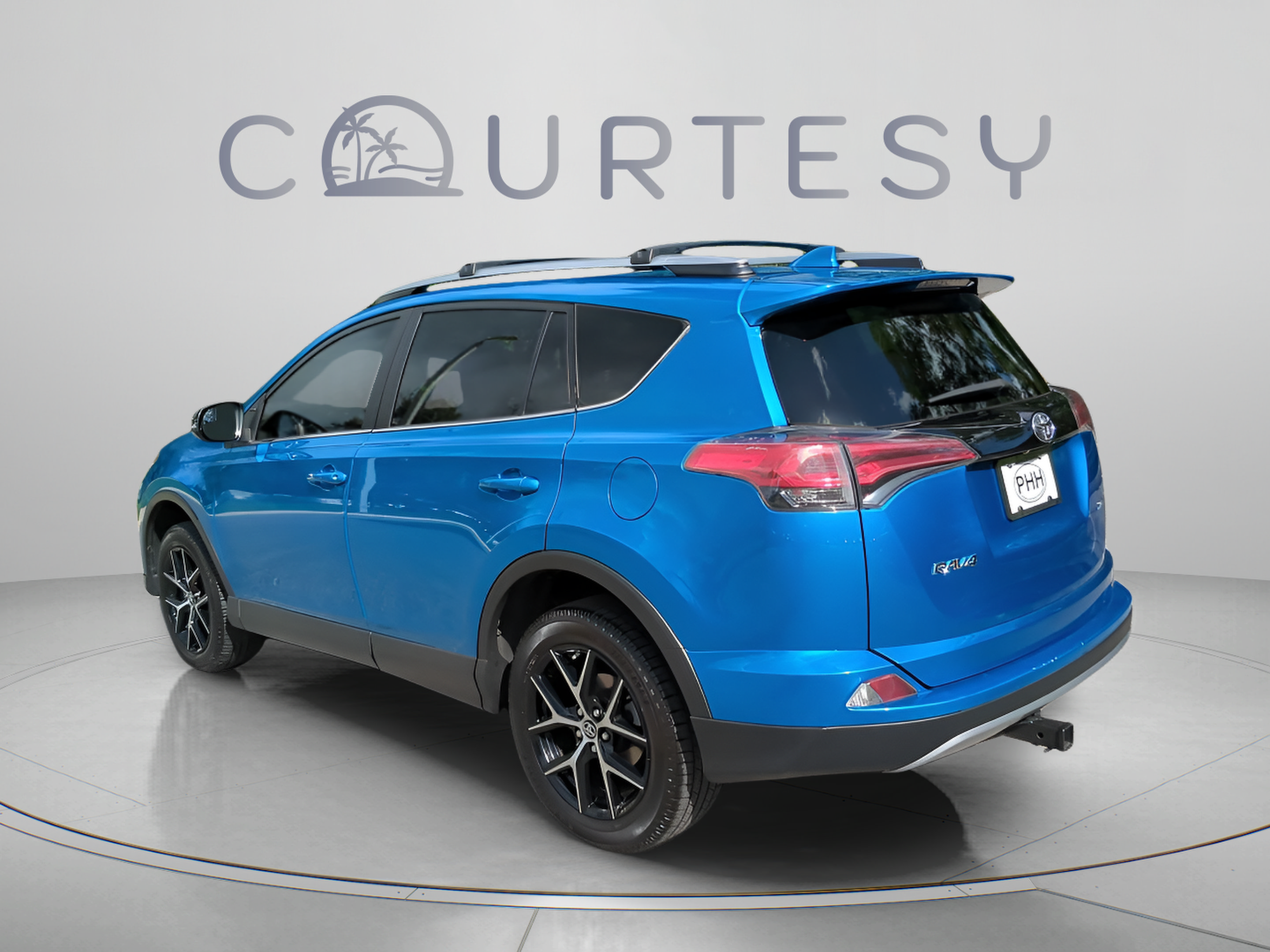 Used 2018 Toyota RAV4 SE w/ Cargo Management Package FWD image 5