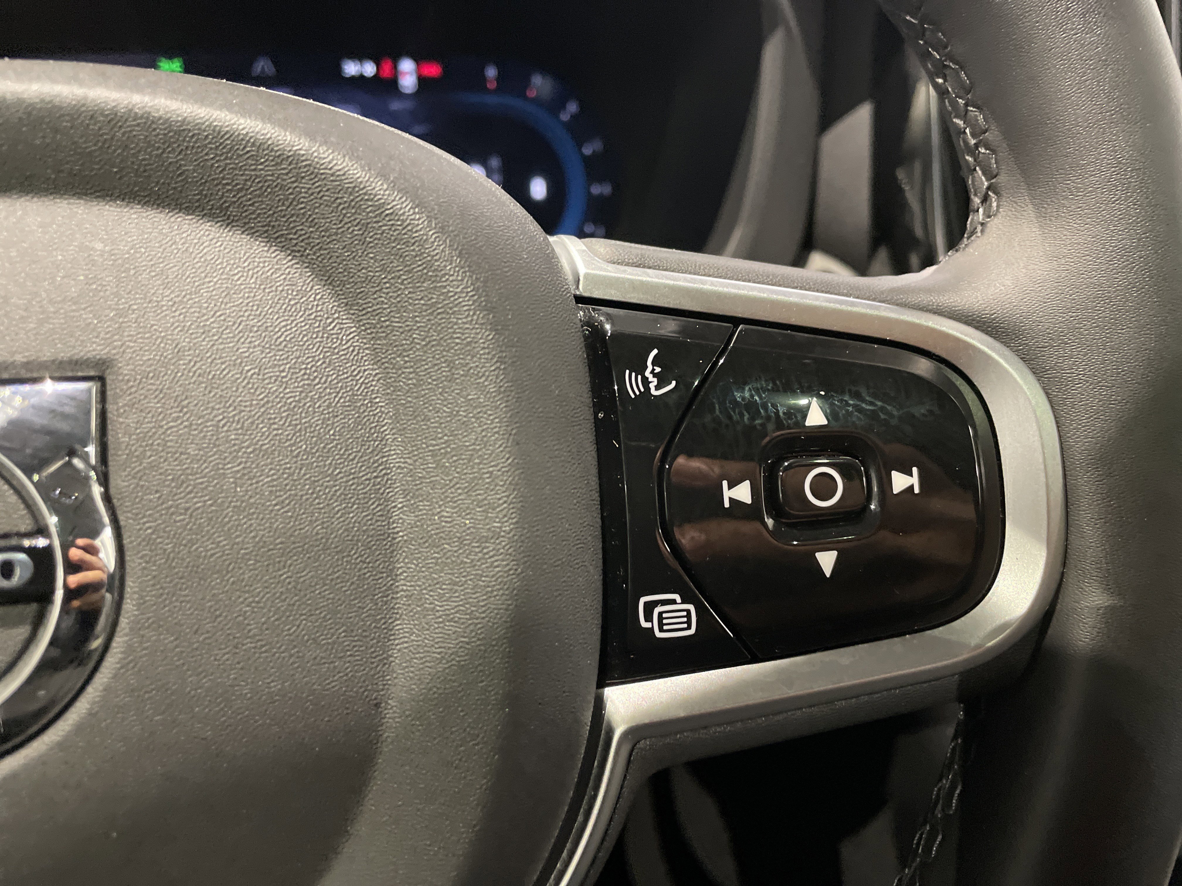 Used 2025 Volvo XC60 B5 Plus image 21