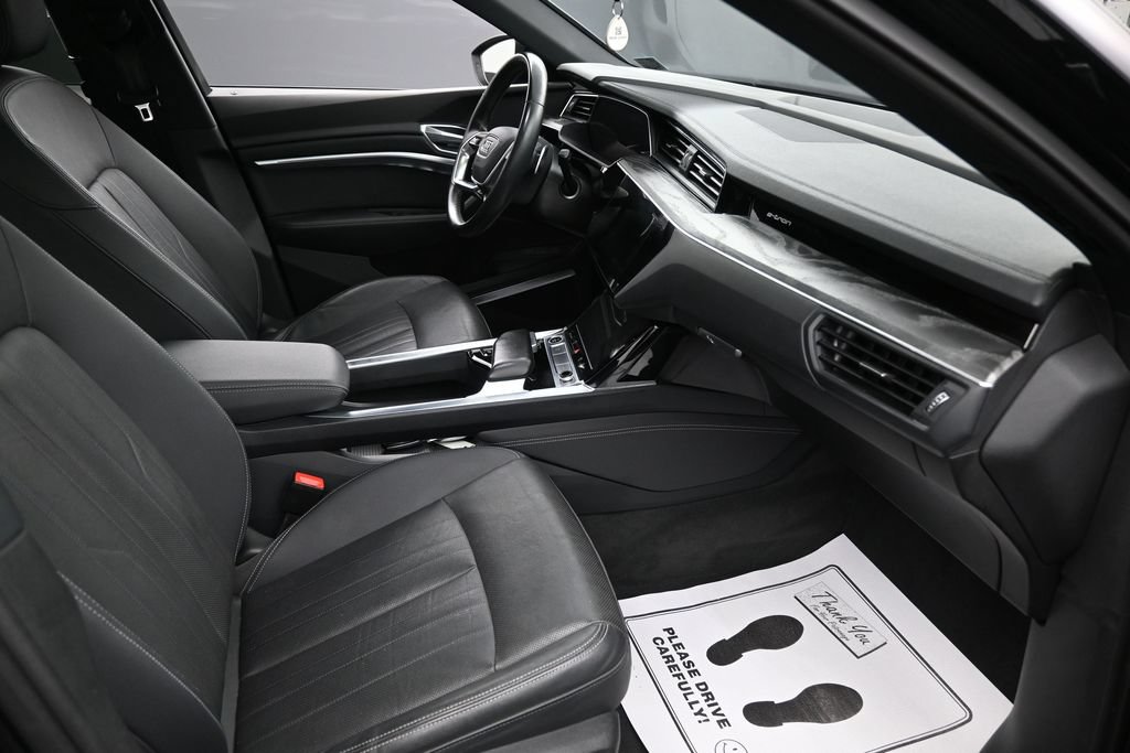 Used 2022 Audi e-tron Premium Plus w/ Premium Plus Package AWD/4WD image 34