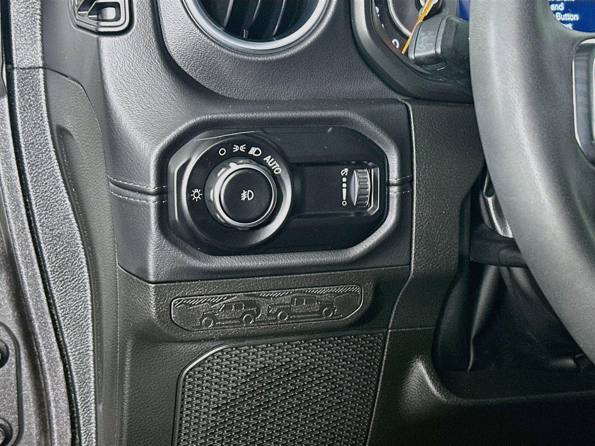 Used 2025 Jeep Wrangler Unlimited Sahara w/ Technology Group AWD/4WD image 17