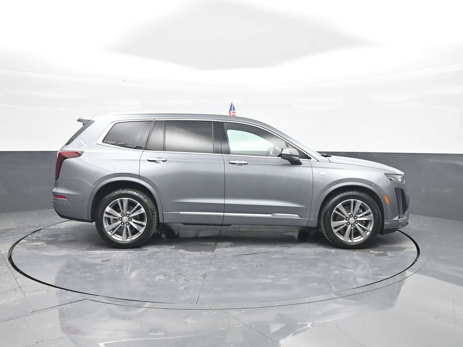 Used 2022 Cadillac XT6 Premium Luxury AWD/4WD image 2