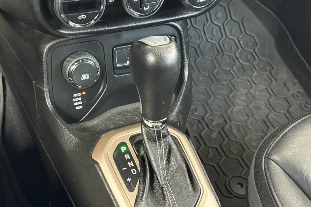 Used 2015 Jeep Renegade Limited w/ Safety & Security Group I AWD/4WD image 24