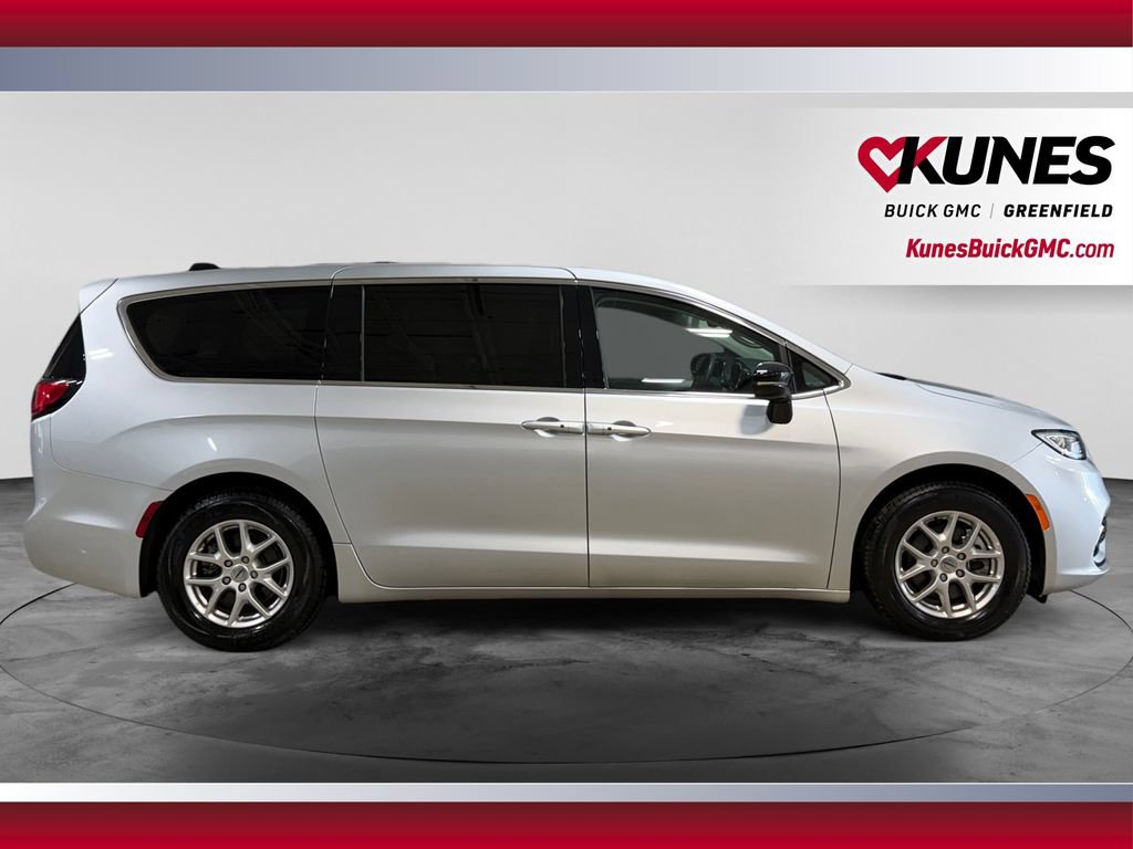 Used 2024 Chrysler Pacifica Touring-L FWD image 12