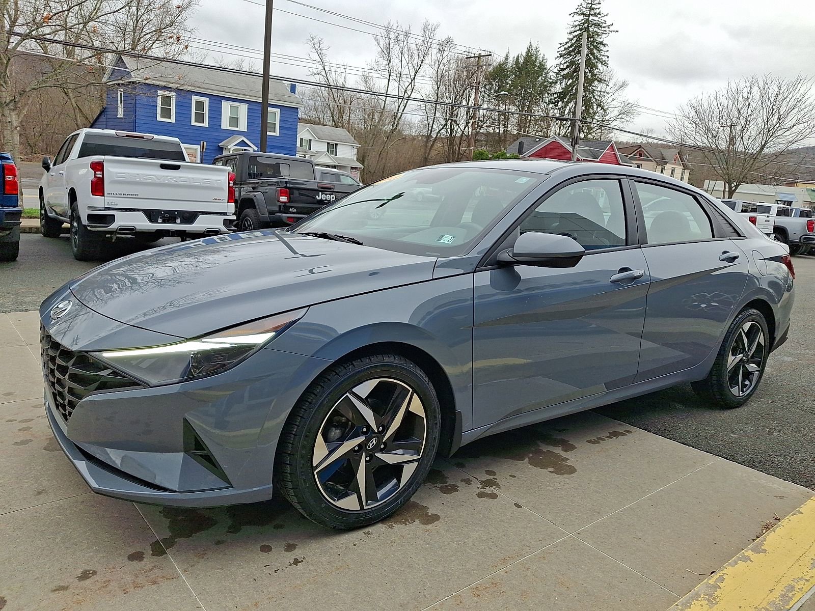 Used 2023 Hyundai Elantra SEL w/ Convenience Package image 3