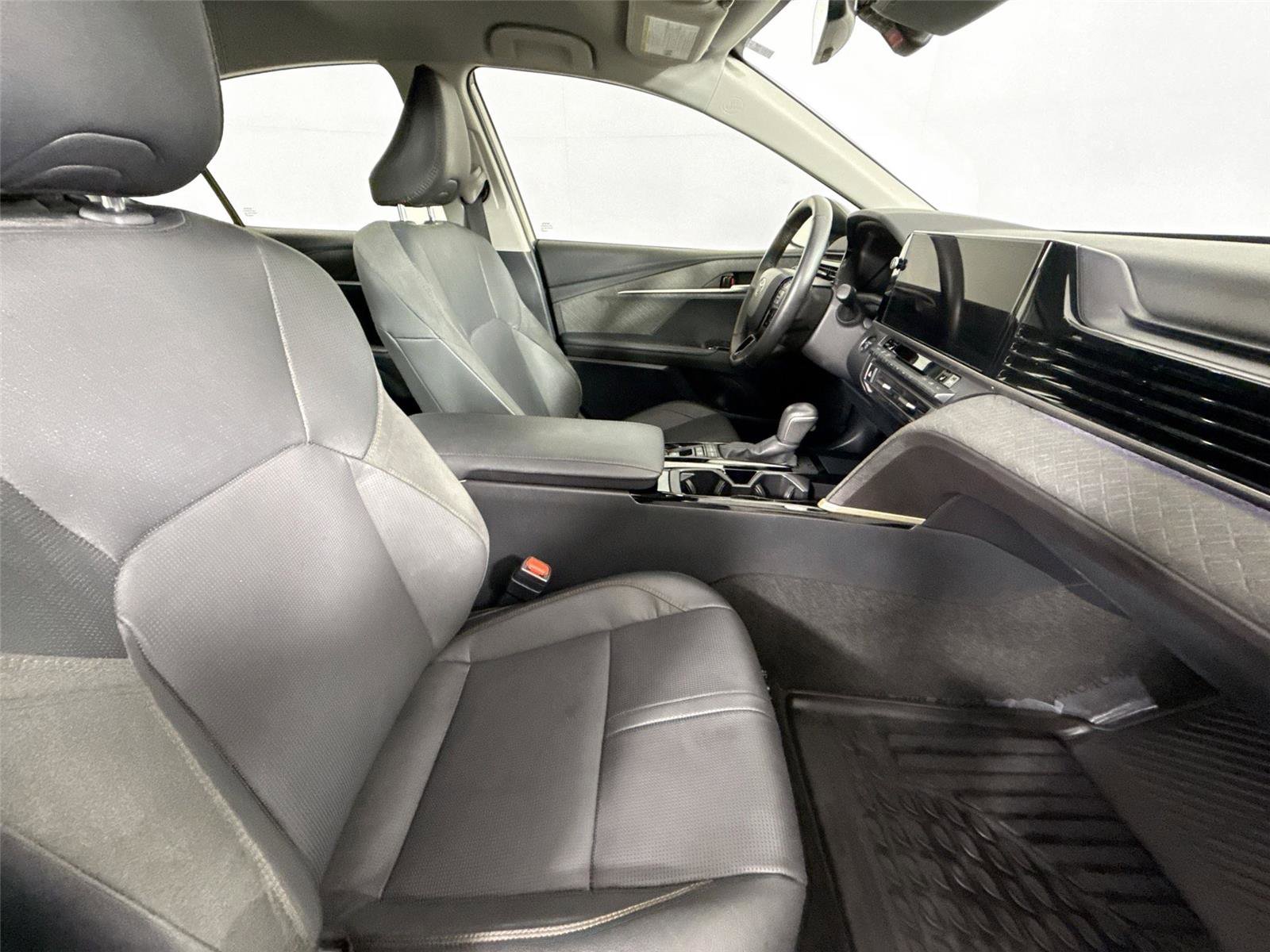 Used 2025 Toyota Camry XLE image 45