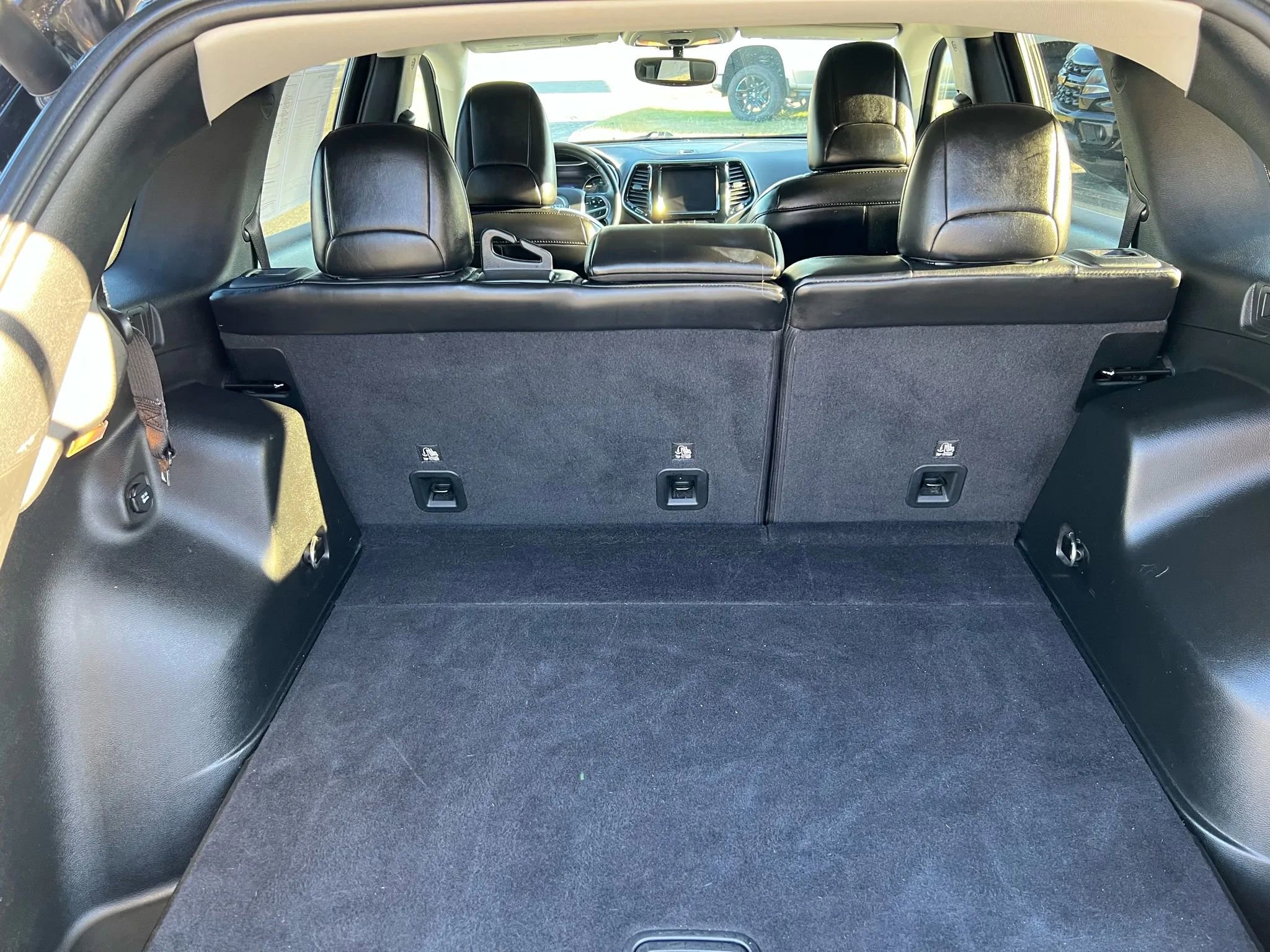 Used 2019 Jeep Cherokee Limited image 10