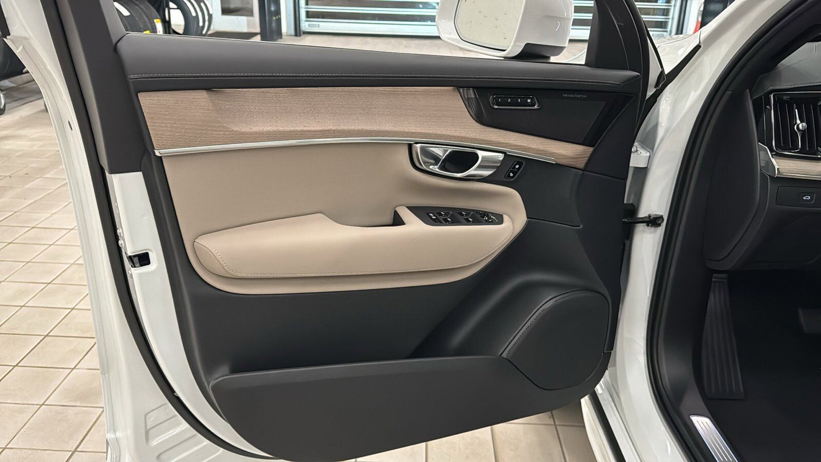 Used 2026 Volvo XC90 B6 Plus w/ Protection Package Premier image 21