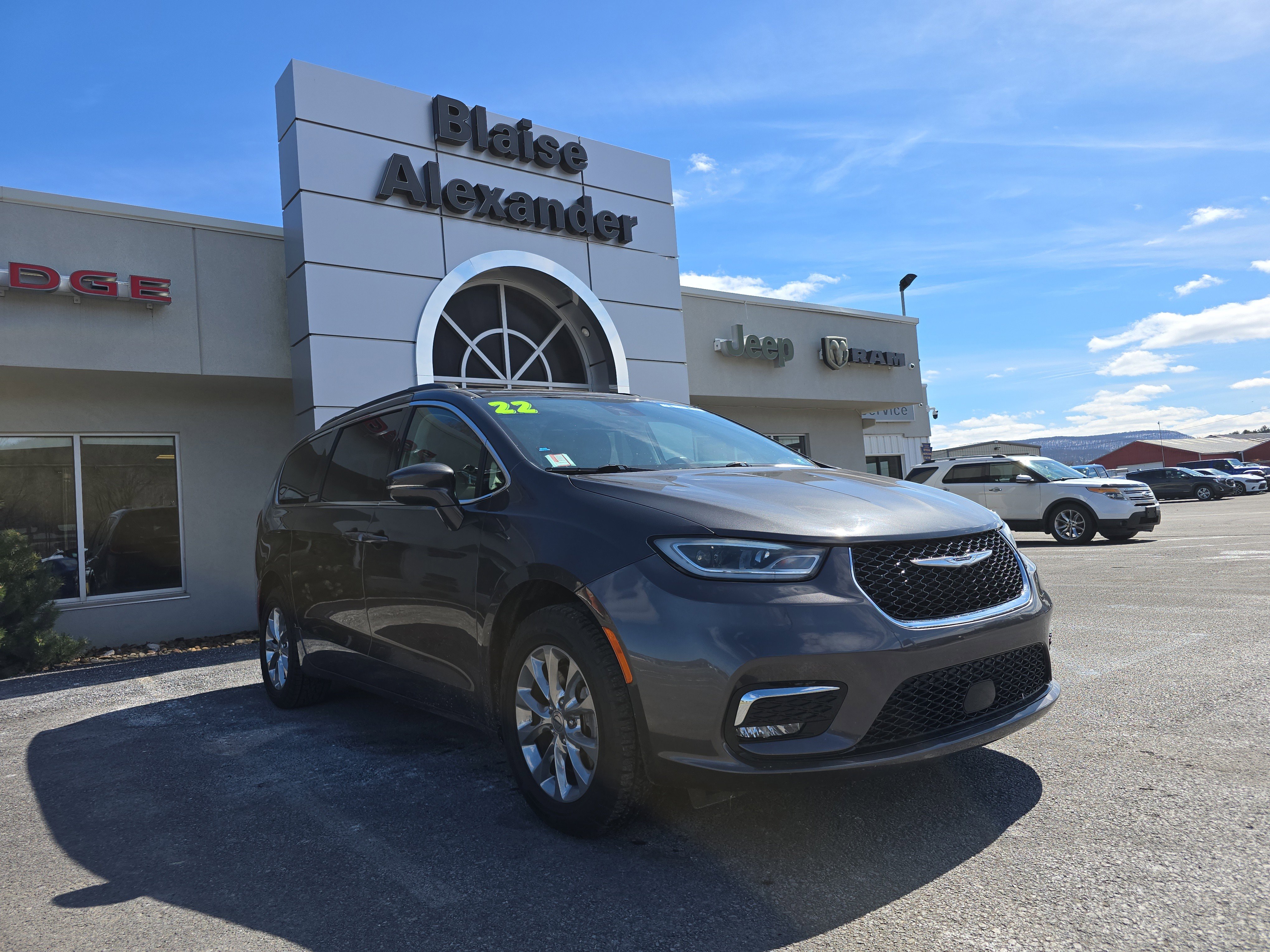 Used 2022 Chrysler Pacifica Touring-L image 1