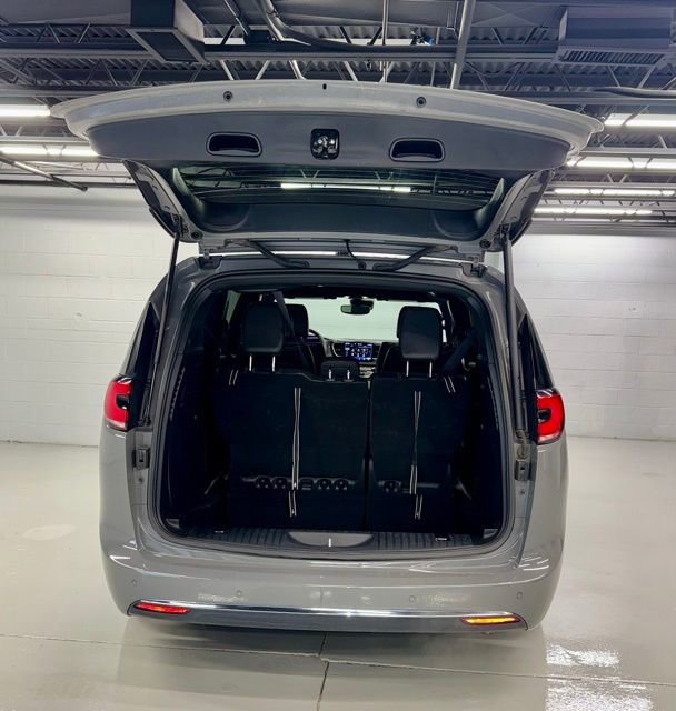 Used 2025 Chrysler Pacifica Select image 10