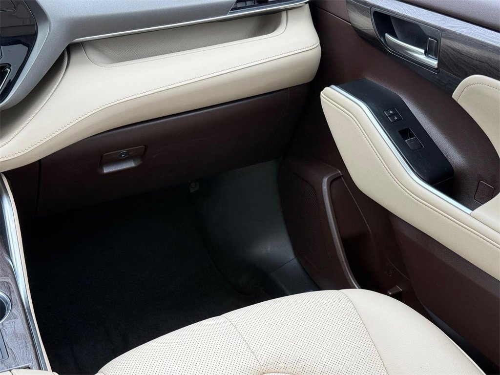 Used 2021 Toyota Highlander Limited image 15