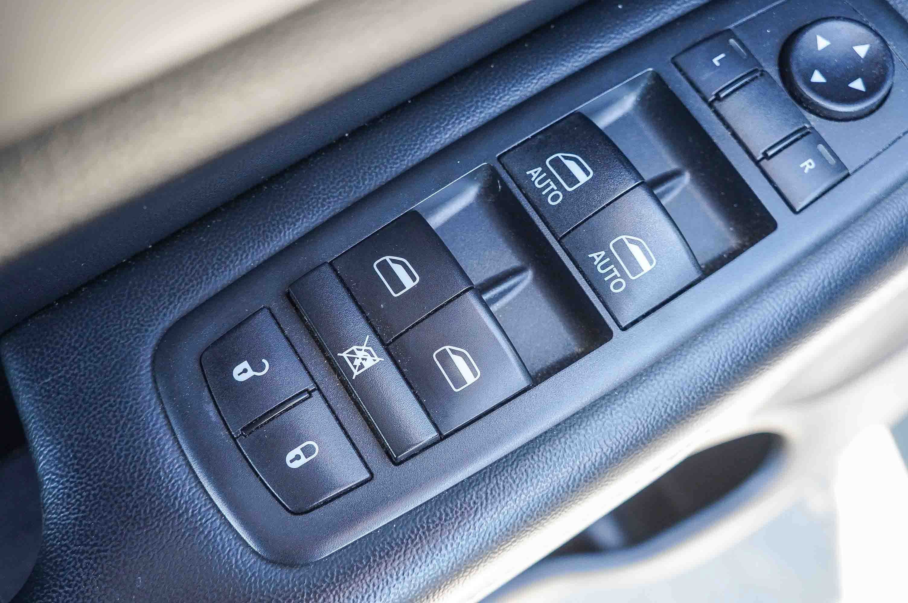 Used 2020 Jeep Grand Cherokee Altitude AWD/4WD image 23