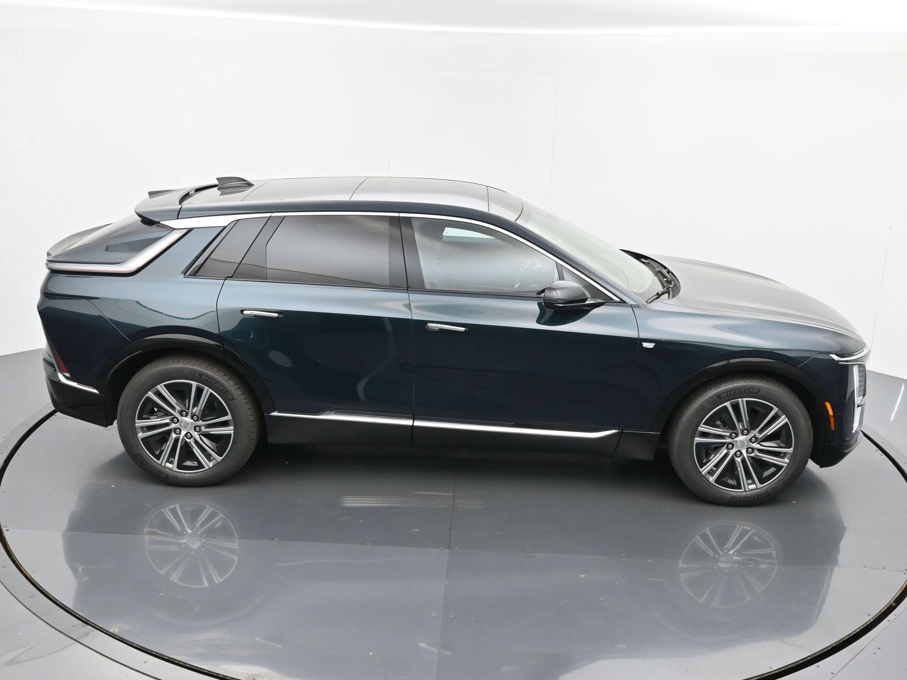 New 2025 Cadillac Lyriq Luxury image 28