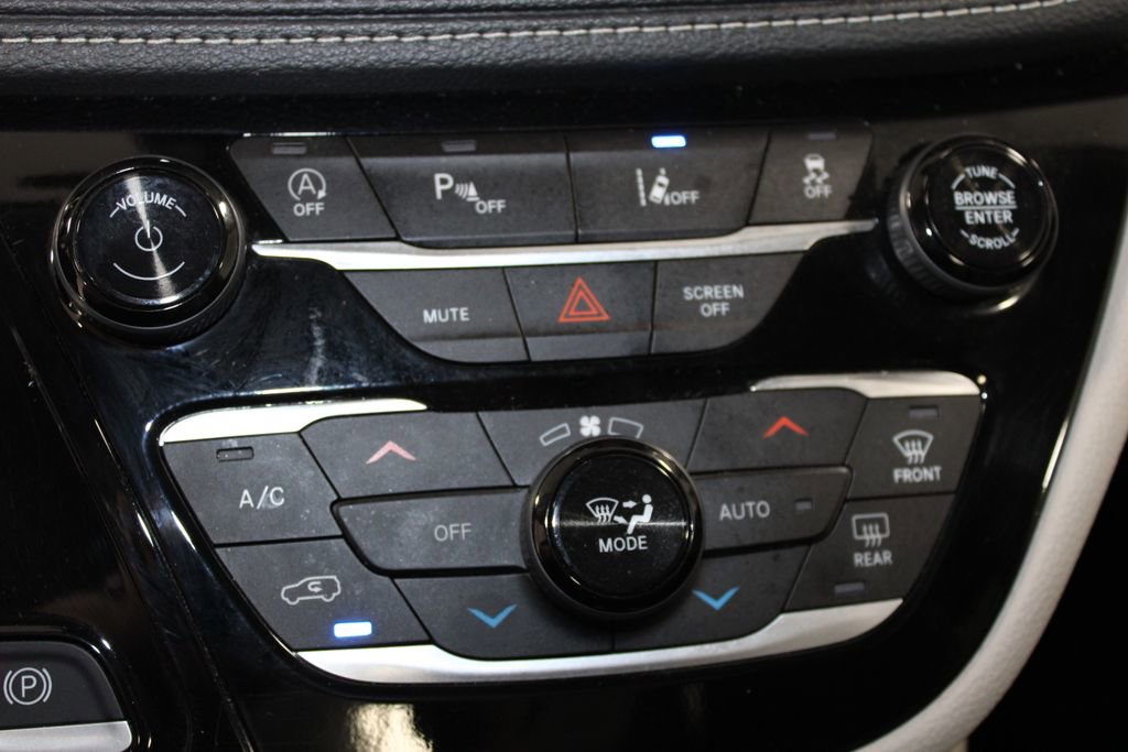 Used 2023 Chrysler Pacifica Limited FWD image 48
