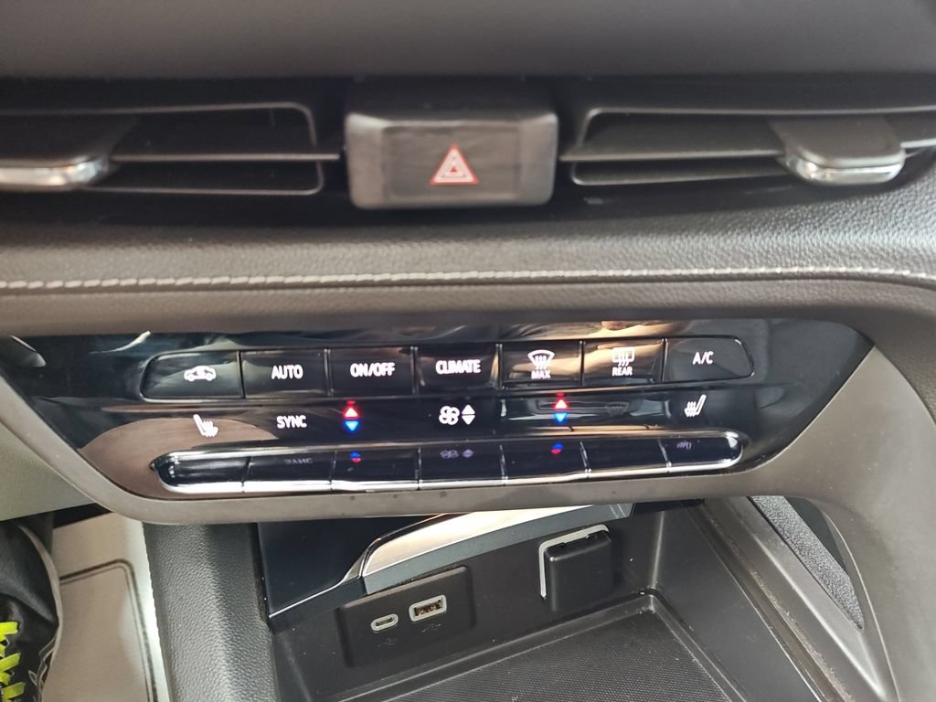 Used 2021 Buick Envision Essence w/ Sport Touring Package AWD/4WD image 23