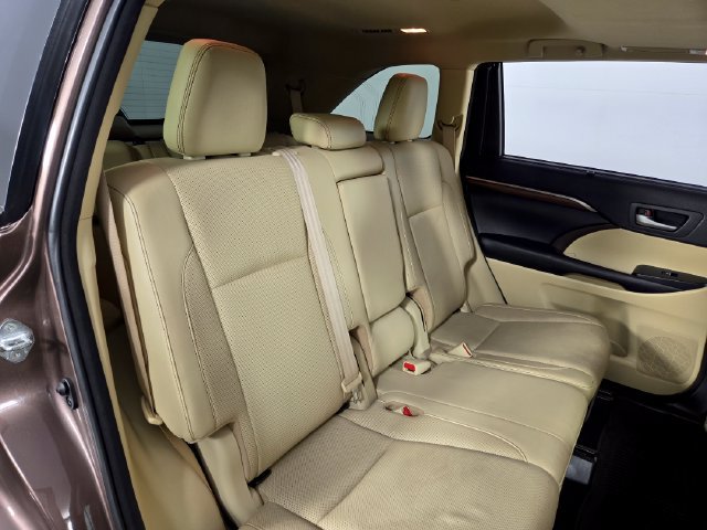 Used 2018 Toyota Highlander Limited FWD image 17