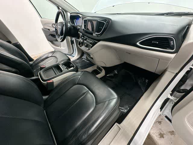 Used 2019 Chrysler Pacifica Touring-L FWD image 21