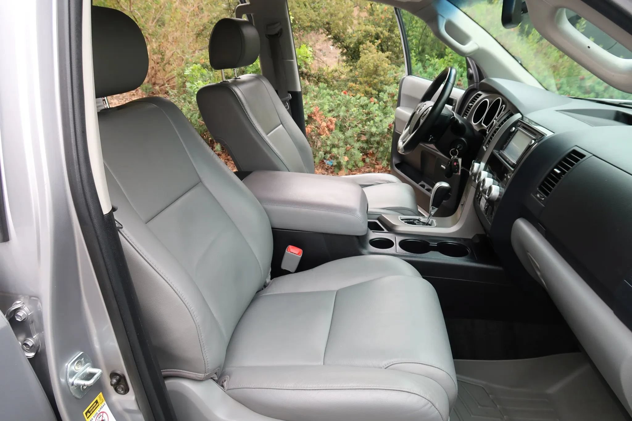 Used 2017 Toyota Sequoia Limited w/ Safety & Convenience Package AWD/4WD image 30