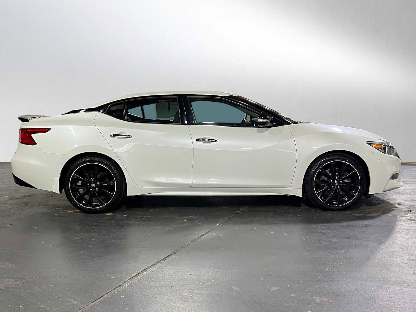 Used 2017 Nissan Maxima SR w/ Midnight Edition image 2